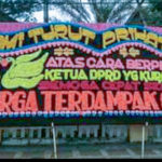 Miris !! Papan Bunga Bertuliskan " Ketua DPRD Sidimpuan Berpikirnya Tidak Sehat" Terpampang