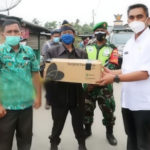 Wakil Bupati Karo Serahkan Bansos PPKM di Desa Suka Julu