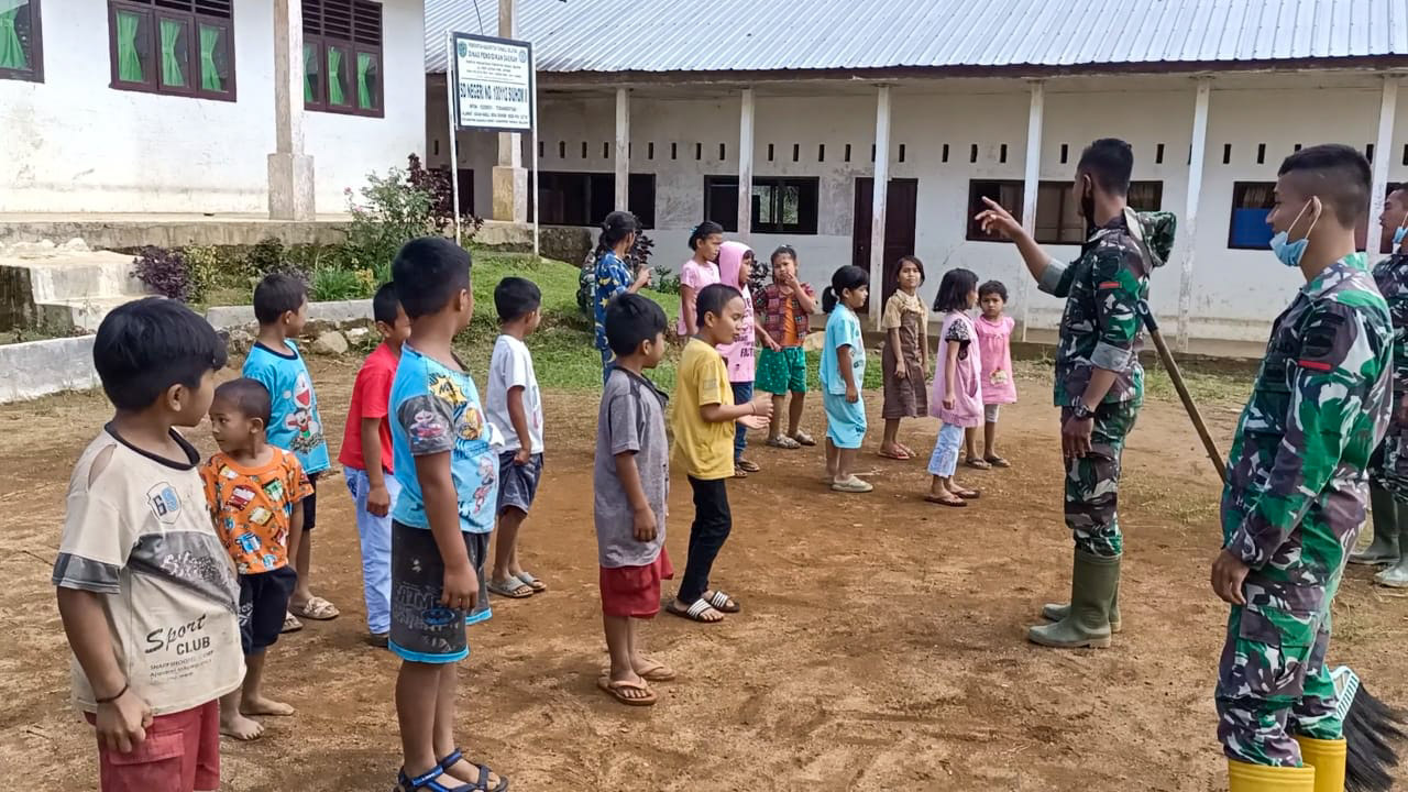 Satgas TMMD Kodim 0212/TS Ajarkan Anak-anak Pentingnya Cintai Lingkungan