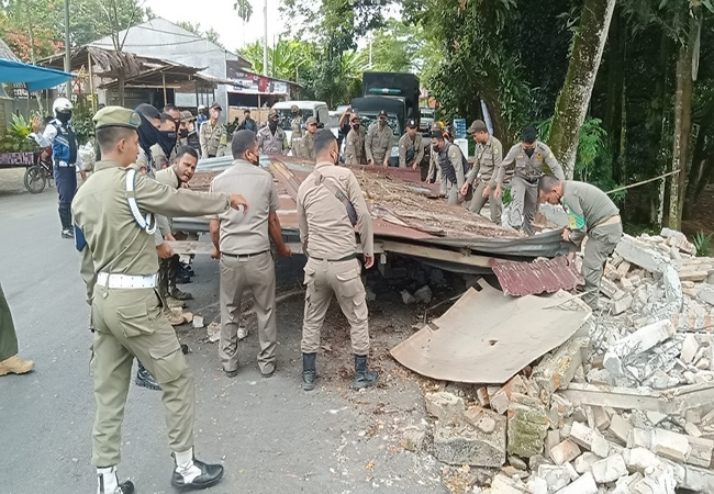 Satpol PP Bongkar 3 Bangunan liar di Medan Tuntungan