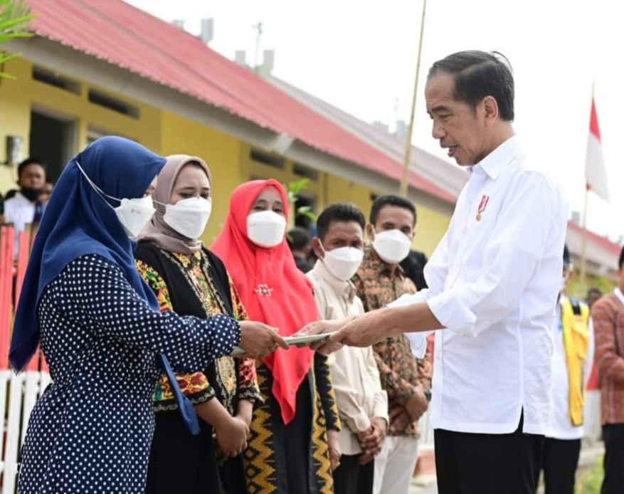 Presiden Serahkan Bansos dan Resmikan Bendungan Beringin Sila