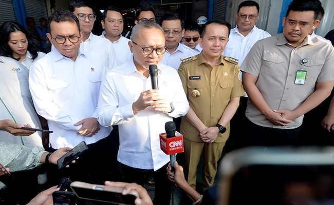 Tinjau Kebutuhan Pokok di Pasar Sei Sikambing, Menko Pangan Zulhas Heran Harga Gula Naik